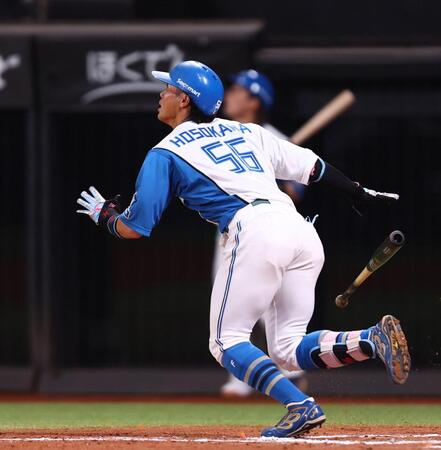 ６回、勝ち越し２ランを放つ細川（撮影・中島達哉）
