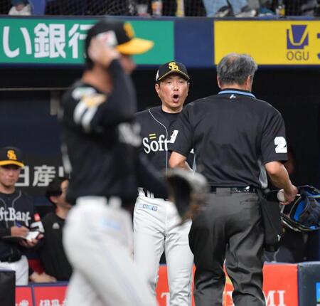 ３回、交代を告げる小久保監督。左手前は藤原（撮影・神子素慎一）