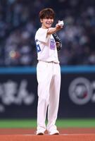 ファーストピッチセレモニーに登場したＭＡＴＳＵＲＩ・鈴木渉（撮影・中島達哉）