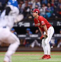 ２回、水野に勝ち越し犠飛を許し、ひざに手をつく前田健（左は生還する田宮）＝撮影・中島達哉