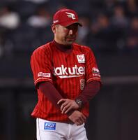 ３回、前田健の交代を告げる三木監督（撮影・中島達哉）