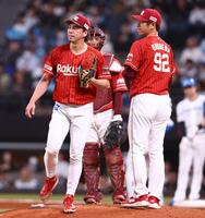 ３回途中で降板する前田健（左）＝撮影・中島達哉
