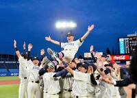 優勝して胴上げされる国学院大・鳥山監督