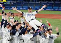 東都大学野球春季リーグで優勝し、胴上げされる国学院大の鳥山監督