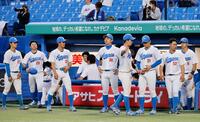 東都大学野球春季リーグで７連覇を逃し、肩を落とす青学大ナイン