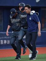 ４回、死球を受けた太田は肩を借りベンチに戻る（撮影・神子素慎一）