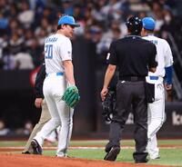 ７回から登板し、打者・辰己に投球した際に負傷し、緊急降板する上原（左）＝撮影・中島達哉