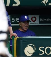 ８回、ベンチから声を出す井上監督（撮影・西田忠信）