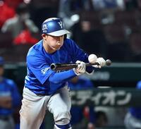 ８回、勝ち越しとなるセーフティスクイズを決める松尾（撮影・北村雅宏）