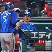 ４回、蛯名の適時二塁打で生還した松尾（左）を迎える相川監督（撮影・北村雅宏）