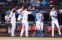６回、勝ち越し２ランを放った細川（５６）を迎える日本ハムナイン（撮影・中島達哉）