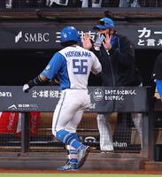 ６回、勝ち越し２ランを放った細川（５６）を迎える新庄監督（撮影・中島達哉）