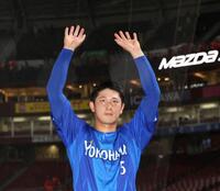 ファンの声援に応える松尾（撮影・北村雅宏）