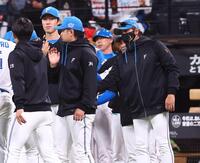 ナインを迎える新庄監督（右）＝撮影・中島達哉