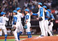 楽天に勝利をあげ、タッチを交わす日本ハムナイン（撮影・中島達哉）