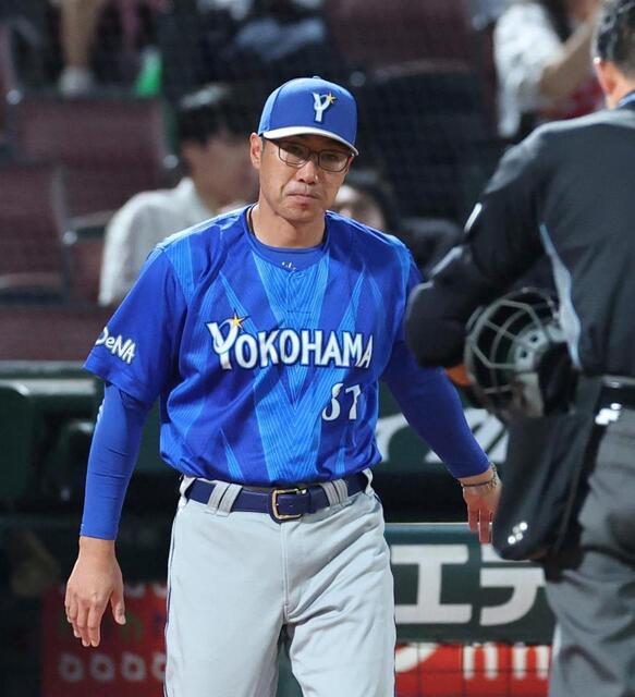 ５回の攻撃を終え、選手交代を告げに行く相川監督（撮影・北村雅宏）