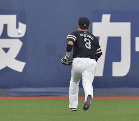 ２回、渡部の打球を後逸する近藤（撮影・神子素慎一）