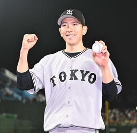 今季初勝利を挙げ、ウイニングボールを手にガッツポーズを決める戸郷（撮影・開出牧）