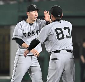 今季初勝利を挙げ阿部監督（右）とタッチを交わす戸郷（撮影・開出牧）