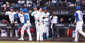 　２回、郡司の逆転２ランに沸く日本ハムナイン（撮影・中島達哉）