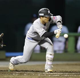 ９回、スクイズをきめる友杉（撮影・金田祐二）