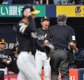３回、交代を告げる小久保監督。左手前は藤原（撮影・神子素慎一）
