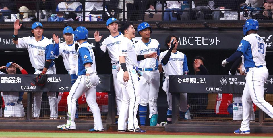 　２回、郡司の逆転２ランに沸く日本ハムナイン（撮影・中島達哉）