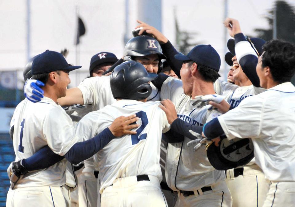　大谷のサヨナラ３ランに歓喜する国学院大ナイン