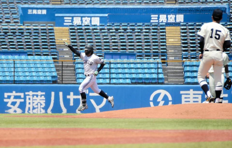 初回に先制２ランを放ち、右拳を突き上げる中大・伊藤櫂