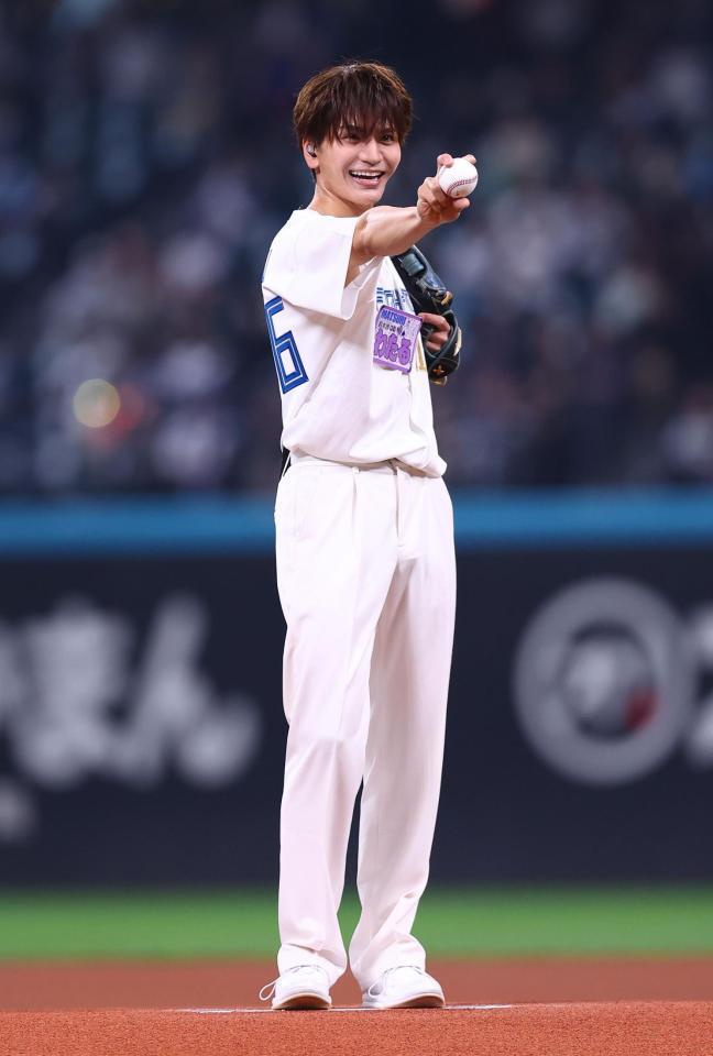 ファーストピッチセレモニーに登場したＭＡＴＳＵＲＩ・鈴木渉（撮影・中島達哉）