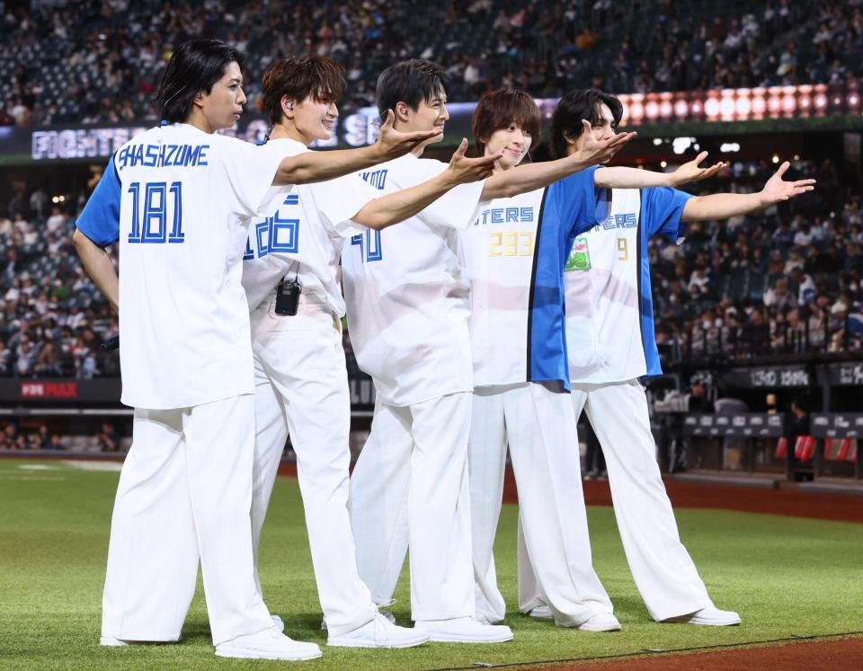 試合前、歌唱するＭＡＴＳＵＲＩ（撮影・中島達哉）