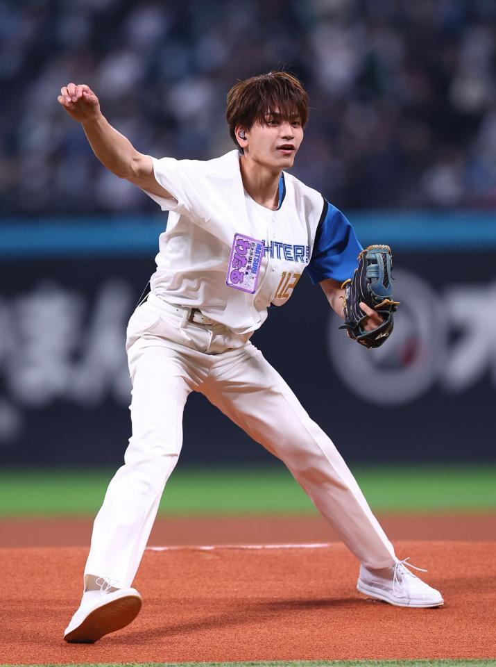 ファーストピッチセレモニーで投球するＭＡＴＳＵＲＩ・鈴木渉（撮影・中島達哉）