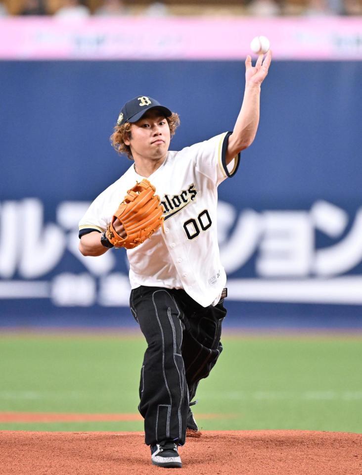 始球式を務めるミラノ・コルティナ冬季五輪スノーボード銀メダリストの長谷川帝勝