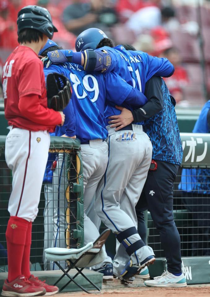 １回、自打球を当て、ベンチに戻る宮崎（中央）＝撮影・北村雅宏