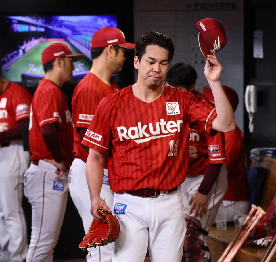 １回、先制を許し、ベンチに戻る前田健（撮影・中島達哉）