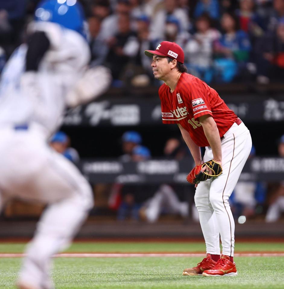 ２回、水野に勝ち越し犠飛を許し、ひざに手をつく前田健（左は生還する田宮）＝撮影・中島達哉