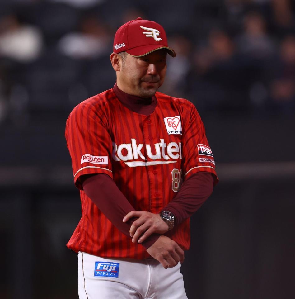 ３回、前田健の交代を告げる三木監督（撮影・中島達哉）