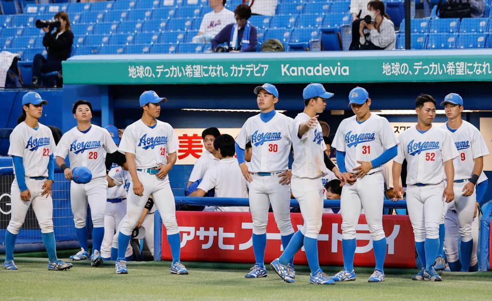 東都大学野球春季リーグで７連覇を逃し、肩を落とす青学大ナイン