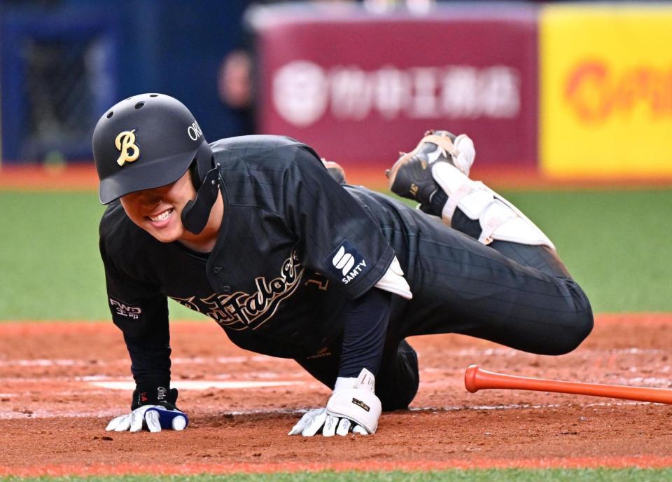 ４回、死球を受けて倒れ込む太田