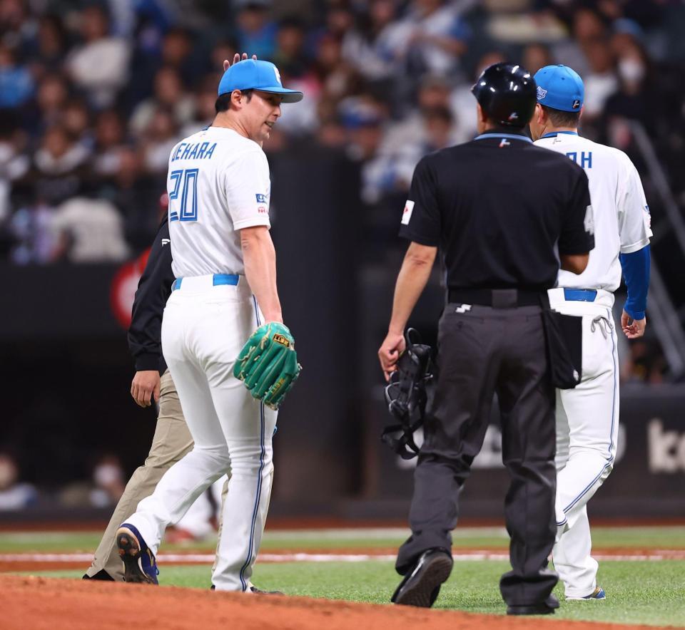 ７回から登板し、打者・辰己に投球した際に負傷し、緊急降板する上原（左）＝撮影・中島達哉