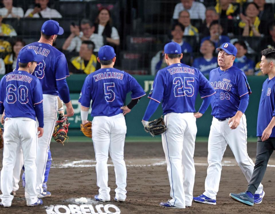 ７回、マラーを降板させる井上監督（右から２人目）＝撮影・立川洋一郎
