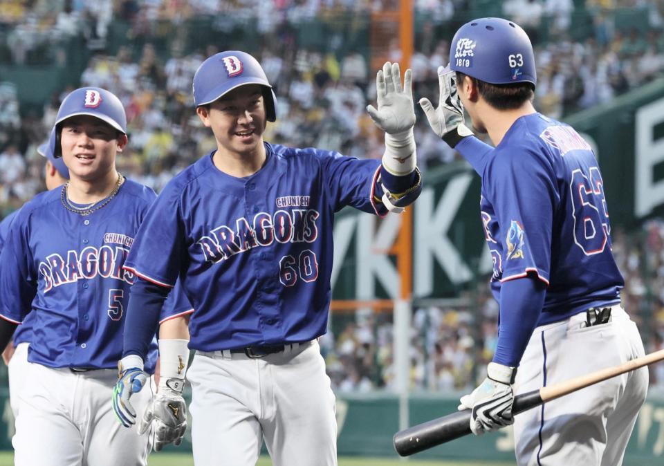 ２回、３ランを放った山本（中央）は板山（右）とタッチを交わす（撮影・田中太一）
