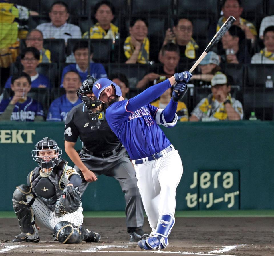 ６回、左翼スタンドへ２ランを放つマラー（撮影・立川洋一郎）