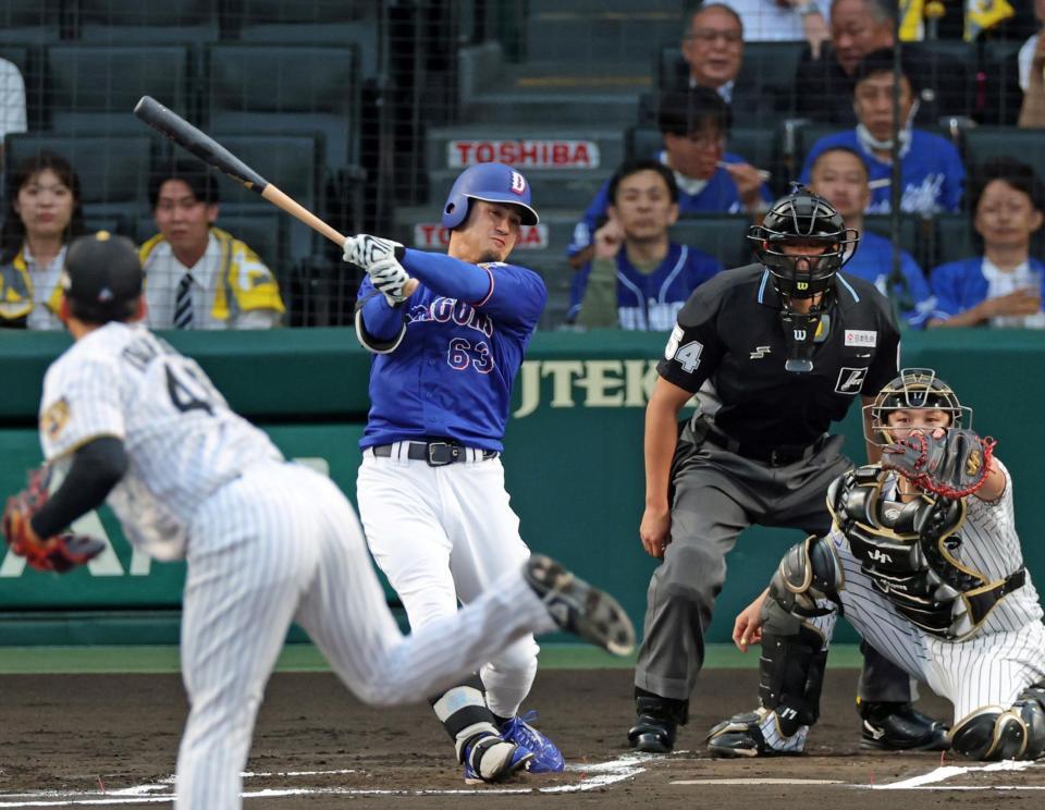 １回、中前へ先制適時打を放つ板山（撮影・立川洋一郎）