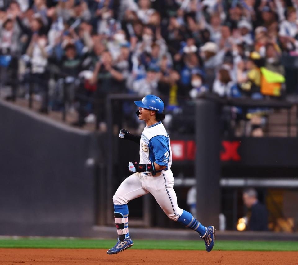 ６回、勝ち越し２ランを放ち、雄たけびを上げる細川（撮影・中島達哉）