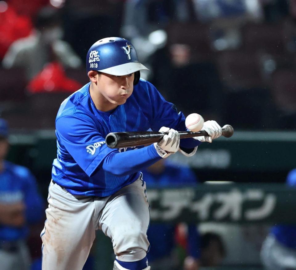 ８回、勝ち越しとなるセーフティスクイズを決める松尾（撮影・北村雅宏）