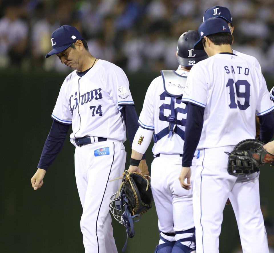 ９回、勝ち越しを許しマウンドで厳しい表情の西口監督（撮影・金田祐二）