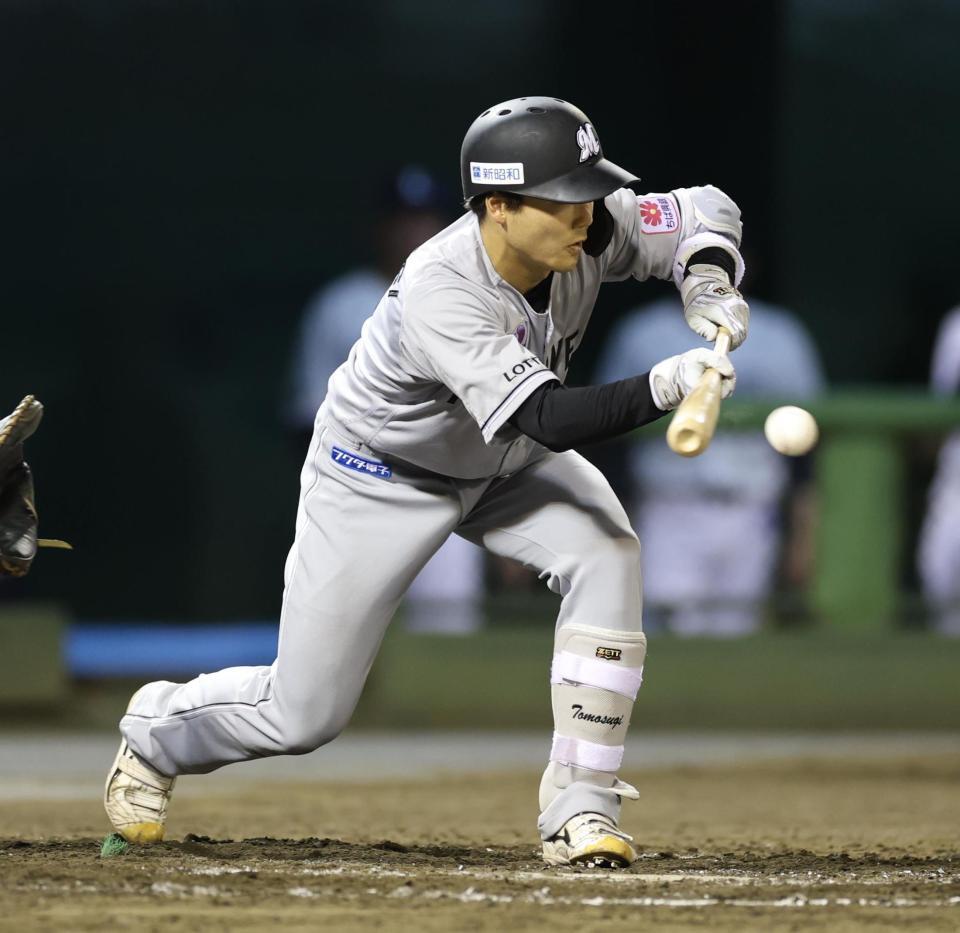 ９回、スクイズをきめる友杉（撮影・金田祐二）