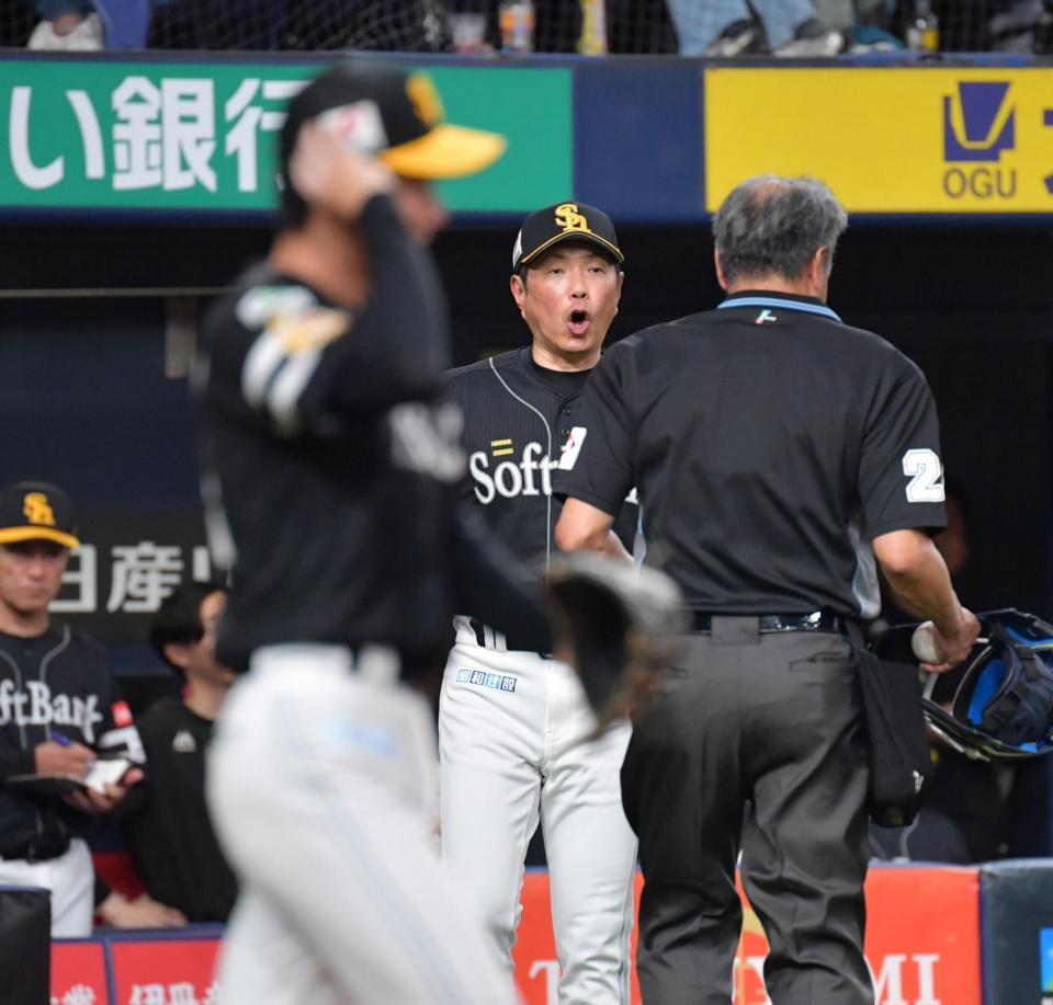 ３回、交代を告げる小久保監督。左手前は藤原（撮影・神子素慎一）