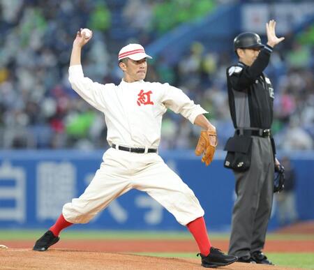 始球式をする矢野勝嗣さん（撮影・西岡正）
